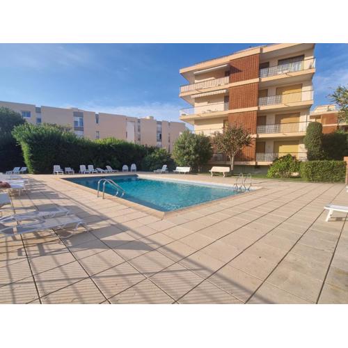 Beau 2 pièces climatisé avec terrasse et piscine, proche centre Sainte-Maxime - FR-1-780-85