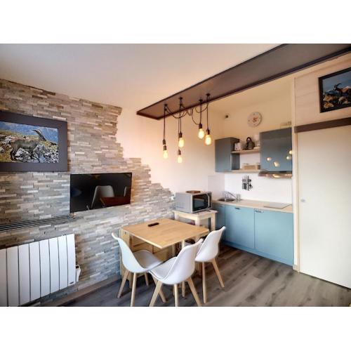 Beau studio rénové 3 pers, balcon, skis aux pieds, parking gratuit, 2 étoiles - FR-1-178-134