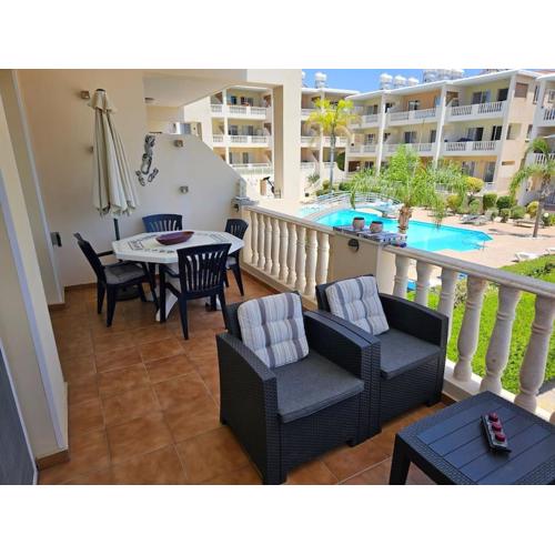 Beautiful 2 bedrooms by the pool