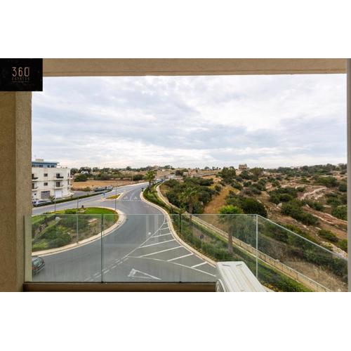 Beautiful 3BR home with private balcony with WIFI & AC by 360 Estates