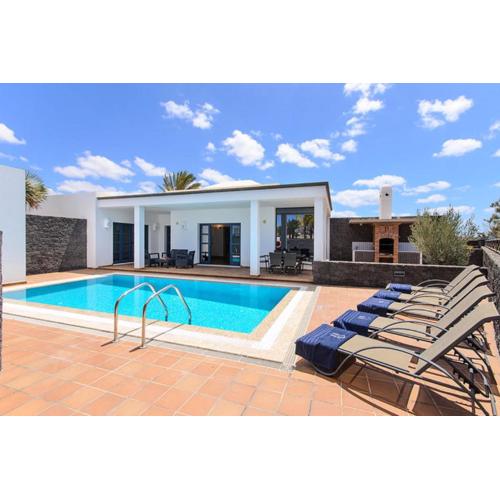 Beautiful 5-Bed Villa in Playa Blanca