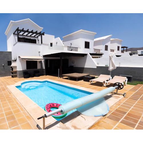 Beautiful and luxurious villa with heated pool and free Wi-Fi in Playa Blanca.