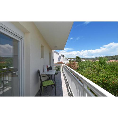 Beautiful Apartment In Okrug Gornji