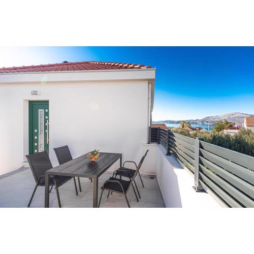 Beautiful Apartment In Okrug Gornji