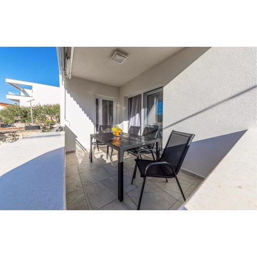 Beautiful Apartment In Okrug Gornji