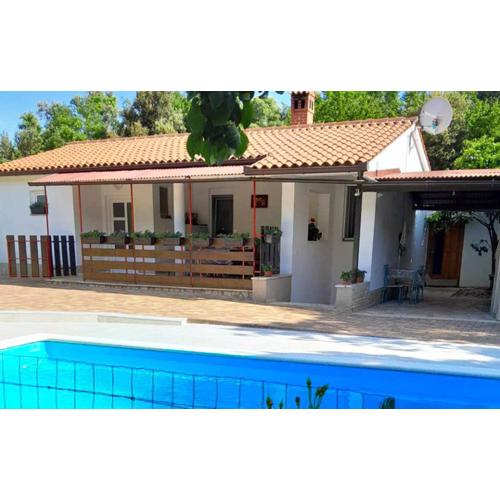 Beautiful Casa Ivana with pool in Pula
