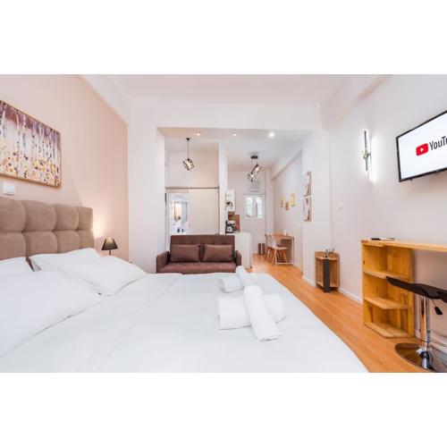 Beautiful central apartment next to the Metro