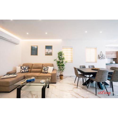 Beautiful Holiday Home with Private Rooftop Pool