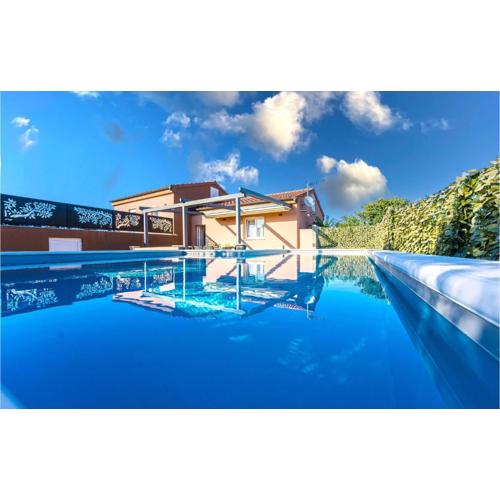 Beautiful Home In Vir With Jacuzzi