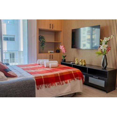 Beautiful One Bedroom Apartment, 186 Meters to Beach, Central Location Next to Cafes & Bars