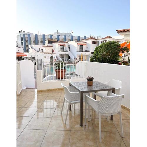 Beautiful poolside apartment in Los Diamantes