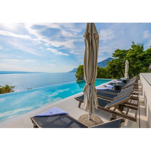 Beautiful Seafront Split Villa 9 Bedrooms Bellamar Vista Retreat Large Heated Infinity Pool Jacuzzi Makarska