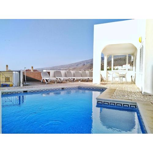 BEAUTIFUL VILLA - 4 bedrooms, heated pool, 2 priv car park places, fibre net, tv channels