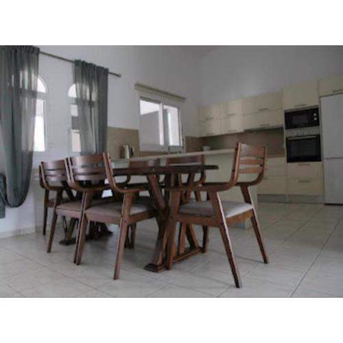 Beautiful villa five minutes from Coral Bay beach!