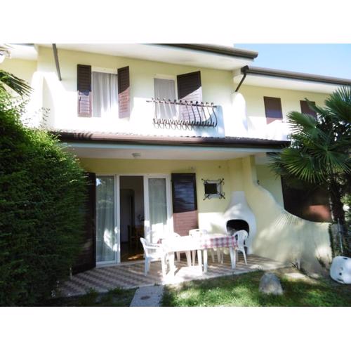 Beautiful villa for 6 guests with shared pool