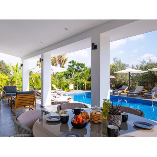 BEAUTIFUL Villa Luxury Escape !