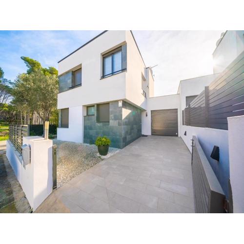 Beautiful villa near Montgri Natural Park