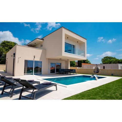 Beautiful Villa Paula with jacuzzi in Pula