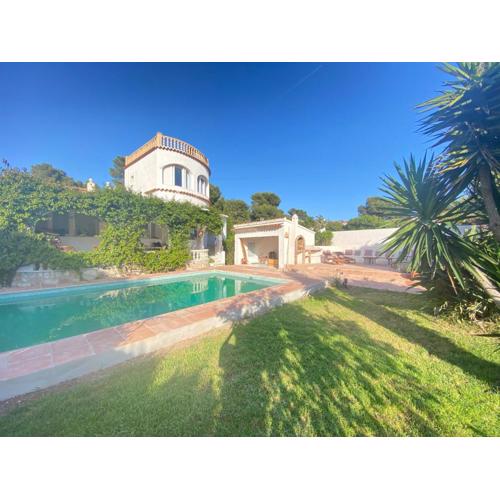 Beautiful Villa with Pool, Barbecue, and Garden