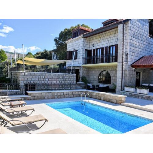 Beautiful villa with swimming pool and sea view