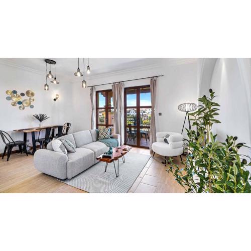 Beautifully decorated Apartment Alambra, with Coast and Sunset Views, Aphrodite Hills