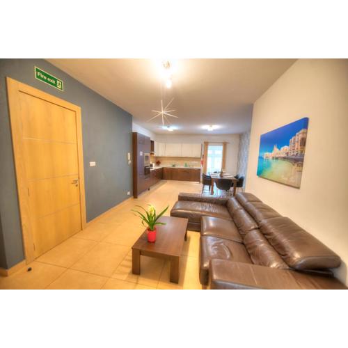 Beautifully finished and large apartment steps away from rocky beach DDIF1-1