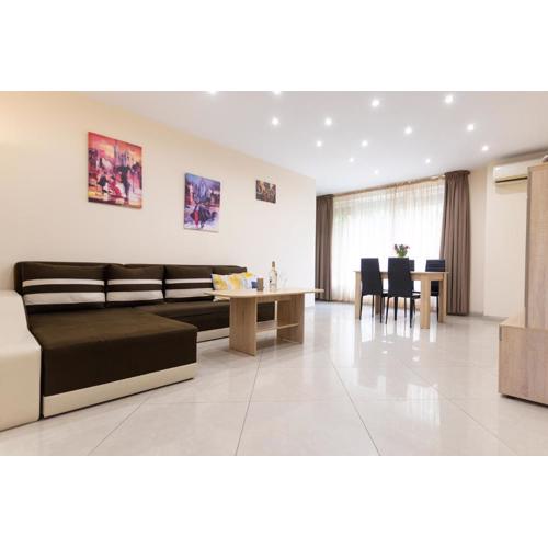 BeCentral! by RV Apartments