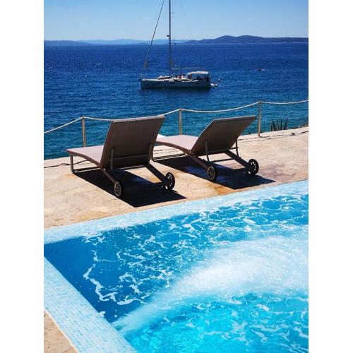 Bella Vista Beach House apartments, hot pool and jacuzzi