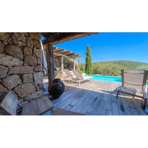Belle bergerie avec piscine chauffee surplombant la baie de Santa Giulia