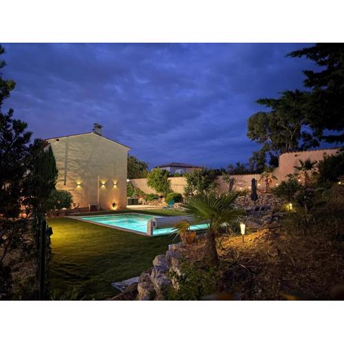 Belle maison avec piscine privative dans une résidence calme et securisee