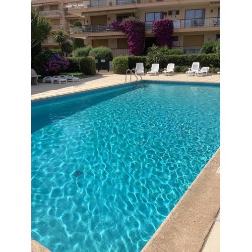 Belle résidence arborée, Appart climatisé, piscine, à 500m de la mer