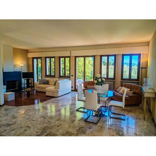 Bellissima villa immersa nelle colline lucchesi