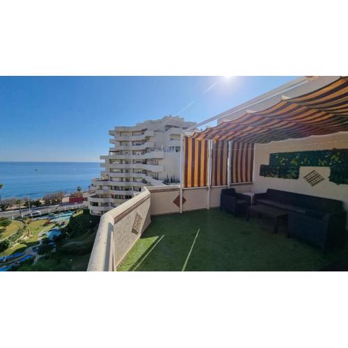 Benalbeach. Espectacular terraza, vistas al mar.