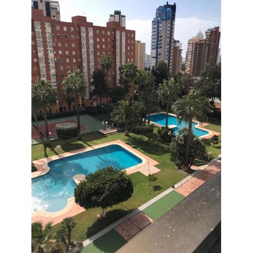 Benidorm apartamento recién reformado cerca de la playa con dos piscinas y pista de tenis.