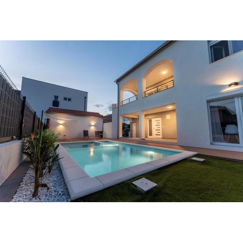 Bernie apartments with a pool