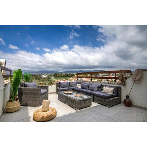 Best sea view BOHO house with a panoramic terrace, 900 m to beach