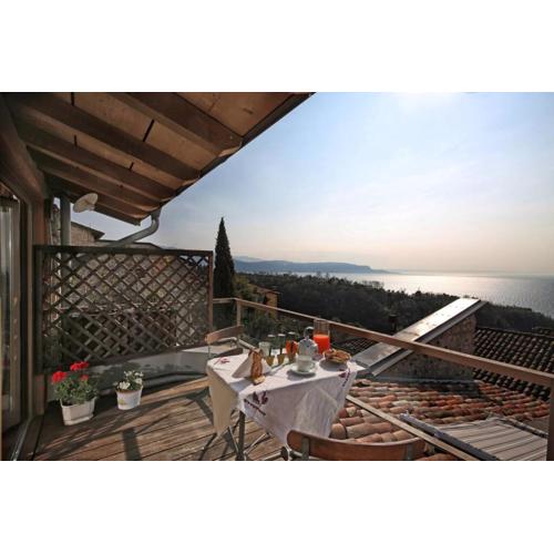 Betta - Newly Renovated Lake-View Terrace Apartment, Peaceful and Silent Surroundings