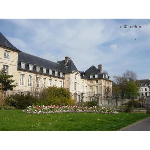 Between historic center and quay, ideal for family