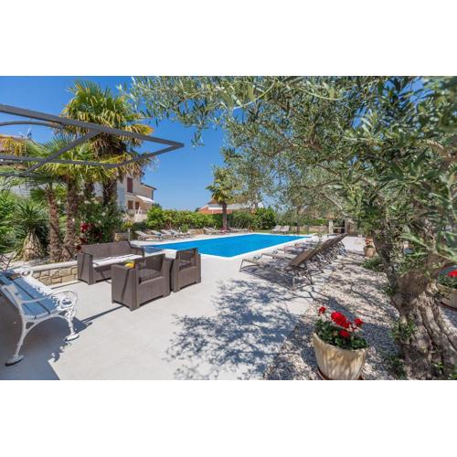 Bezauberndes Apartment mit grossem Pool, privatem Balkon, BBQ, nur 800 Meter zum Strand