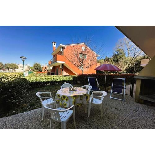 Bibione escape cozy villetta with pool and garden