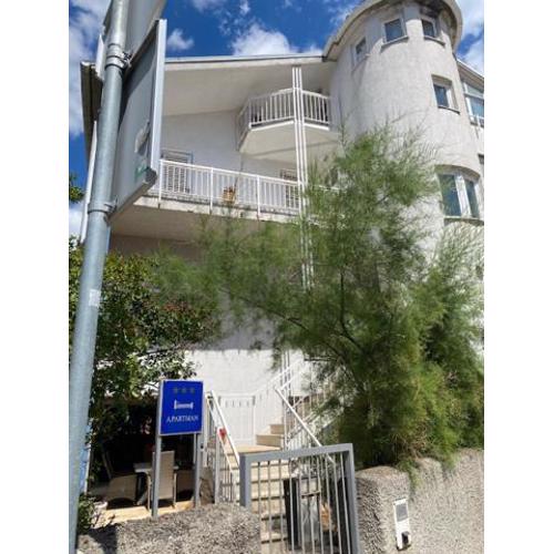 Big First Floor Apartment Near Arena and Centre