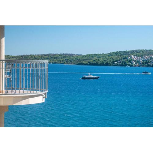 Big Flat! For 6, Mighty Fine View!