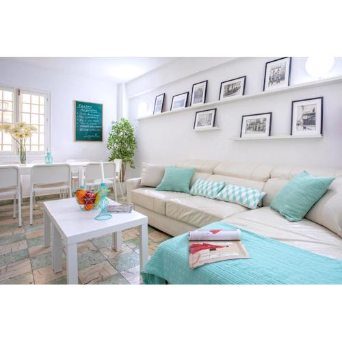 Big Flat in City Center with Patio