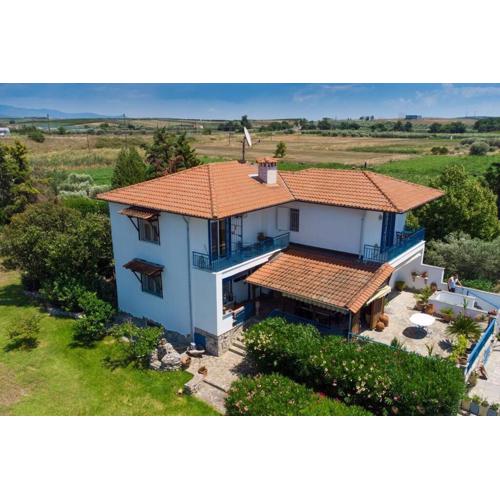 Big house with a huge garden and barbecue area!
