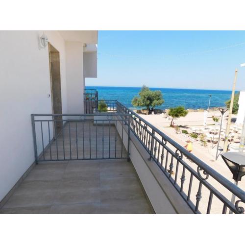 Bilocale con balcone sul mare 107