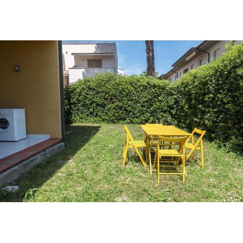 Bilocale con giardino a 100 mt dal mare di Marcelli - M053