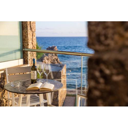 Black Rocks Family, Luxury Seafront Beach Maisonette