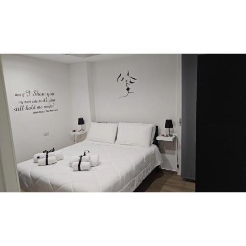 Black & White Luxury Rooms