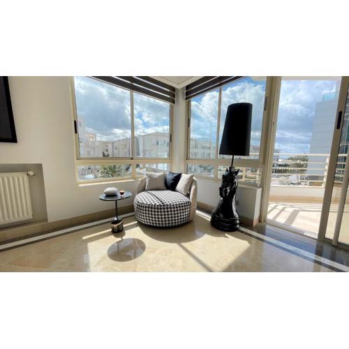 Black White: Modern Spacious