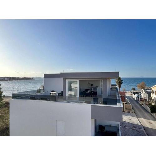 Blizina Mora II Modern Retreat
